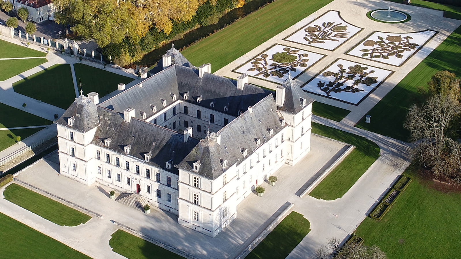 Vue du ciel Château d'Ancy-le-Franc